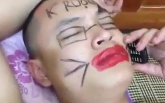 Nguoi vo to son, ve chang chit len mat chong vi nhau say hinh anh