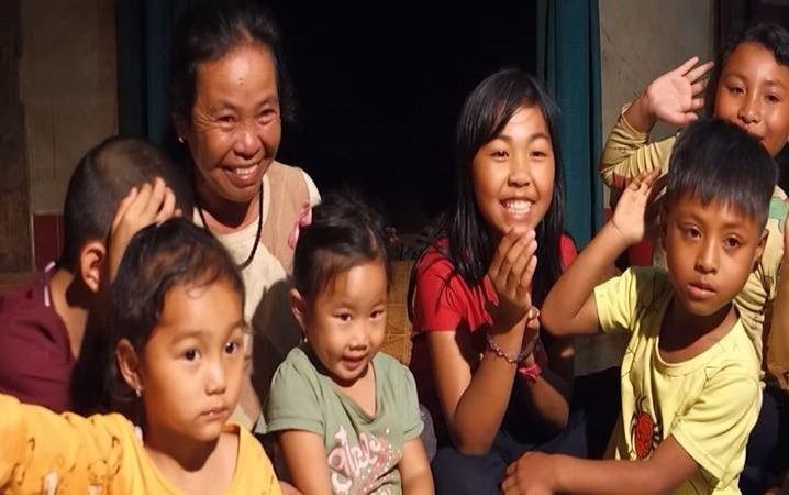 Nguoi me ngheo nuoi 9 dua tre mo coi hinh anh