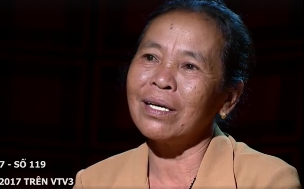 Nguoi me nuoi 9 dua tre mo coi hinh anh