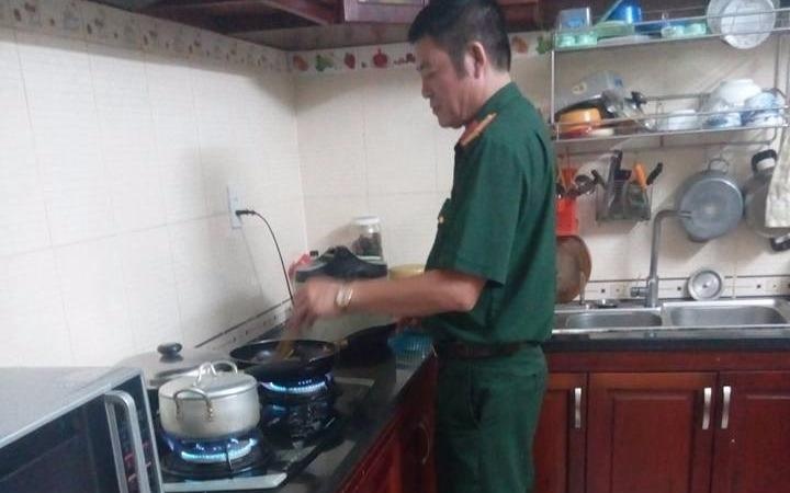 Cha quan nhan nghiem khac nhung van thuong nau an cho con gai hinh anh