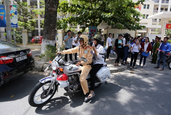 hinh anh cam dong trong ky thi THPT quoc gia 2017 anh 6