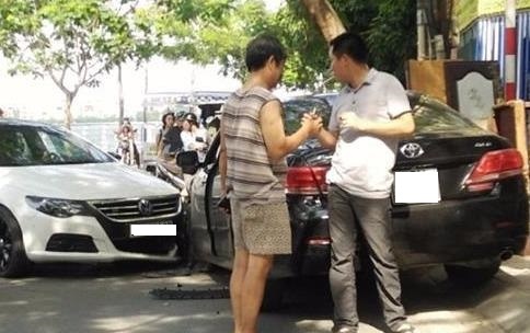 Sau va cham xe, hai tai xe xuong bat tay nhau va phan lan duong hinh anh