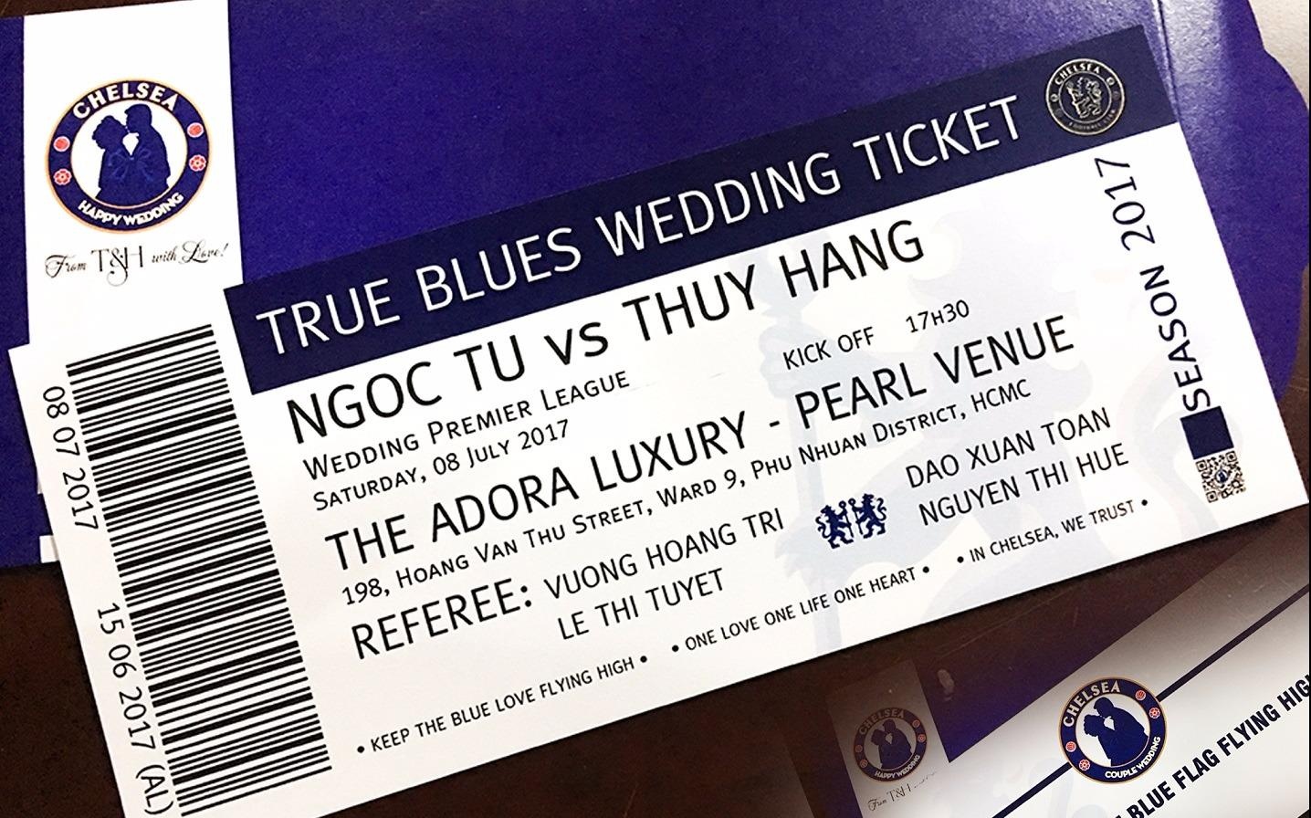 Thiep cuoi phong cach ve xem bong da cua doi tre hinh anh