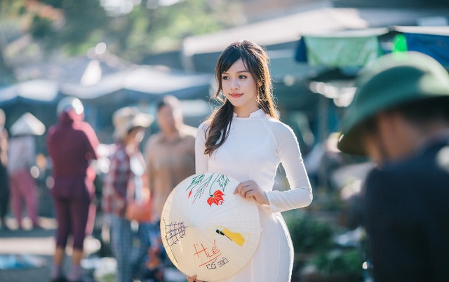 thieu nu ben ganh bun rong anh 2