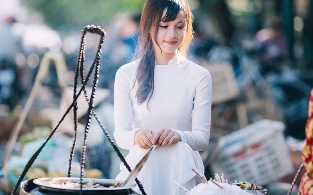 Thieu nu ben ganh hang rong lo lang khi duoc dan mang chu y hinh anh