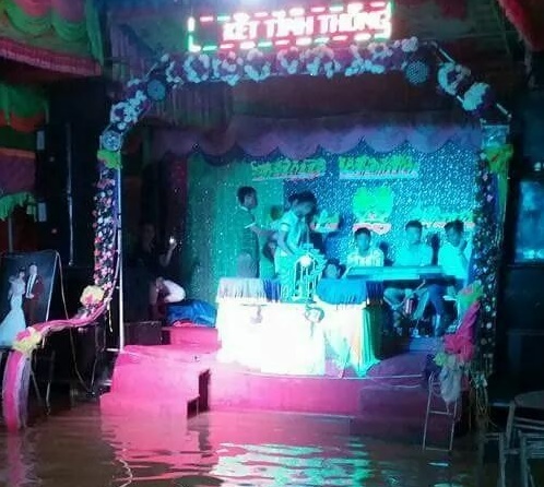 đám cưới đổ rạp do bão ảnh 2 dam cuoi do rap do bao anh 2