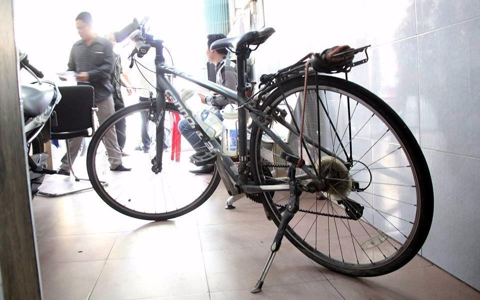 Cong an Viet Nam tim thay xe dap cho nu du khach nuoc ngoai hinh anh