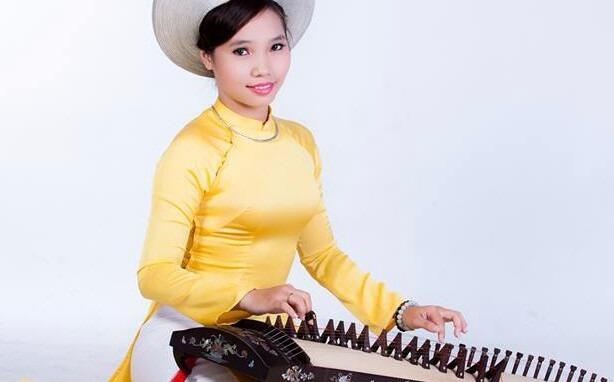 Nu sinh Sai Gon cover ca khuc 'Despacito' bang dan tranh hinh anh