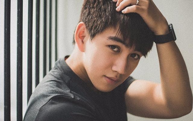 'Hot boy truong Kinh te' hat hay, dan gioi va dam me nhiep anh hinh anh