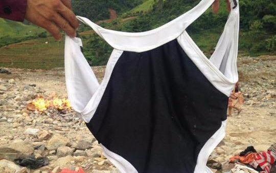 Dan mang len an nguoi ung ho bikini cho dong bao lu lut o Son La hinh anh