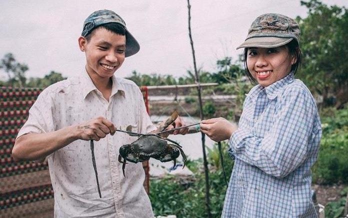 Anh cuoi phong cach nong dan 'chan lam tay bun' cua cap 9X hinh anh