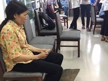 Ngay con trai nhap hoc va cau chuyen chiec non rach cua me hinh anh