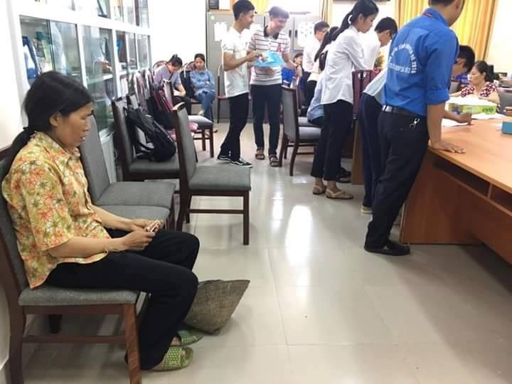 cau chuyen chiec non rach cua me anh 1