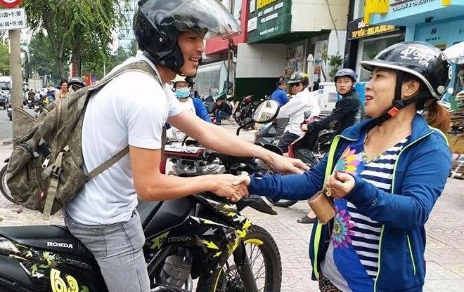 'Soai ca ao trang' lai moto dap nga ten cuop tren pho Sai Gon hinh anh