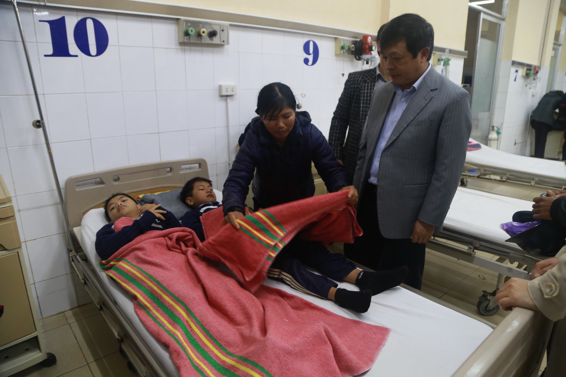 sap tran 10 hoc sinh bi thuong anh 2