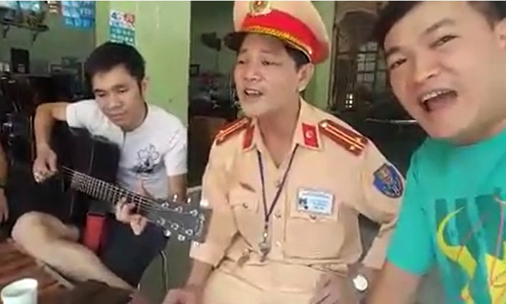 nguoi vi pham song ca cung canh sat anh 1