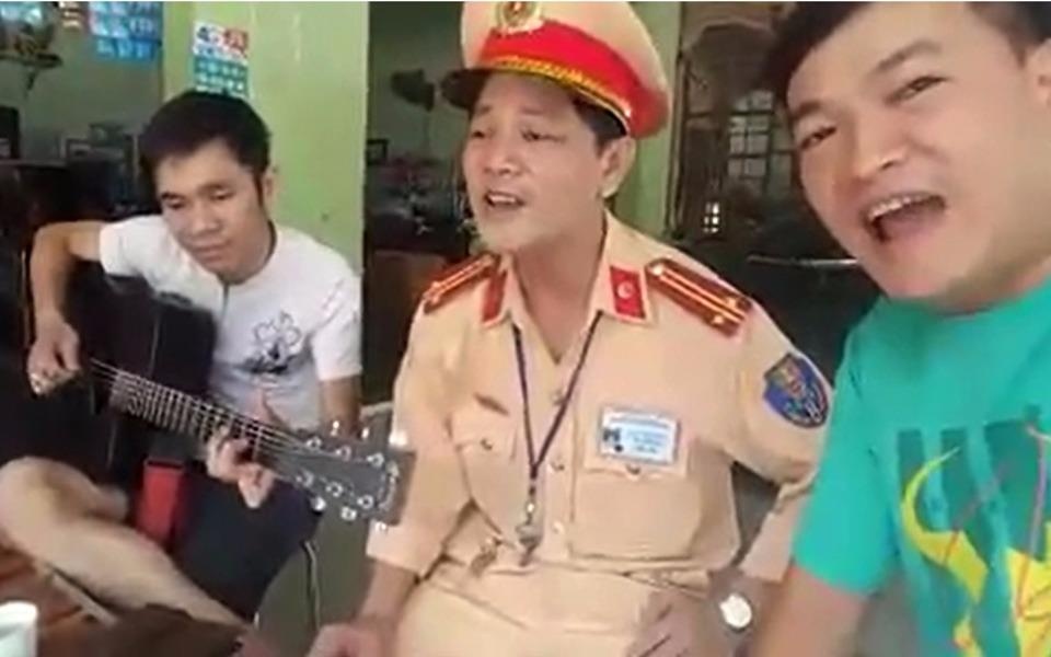 Canh sat giao thong hat song ca cung nguoi vi pham hinh anh