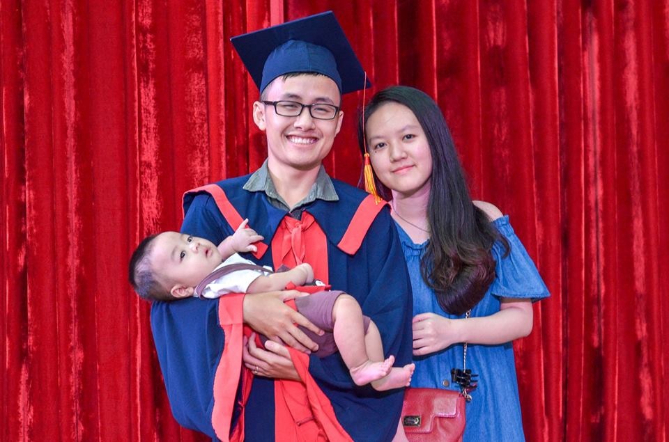 nhận bằng tốt nghiệp bên vợ con ảnh 1 nhan bang tot nghiep ben vo con anh 1