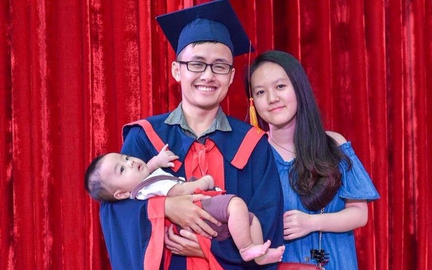 Nam sinh Bach khoa nhan bang tot nghiep loai gioi ben vo va con trai hinh anh
