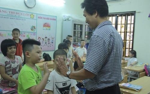Cau chuyen xuc dong cua thay hieu truong hinh anh