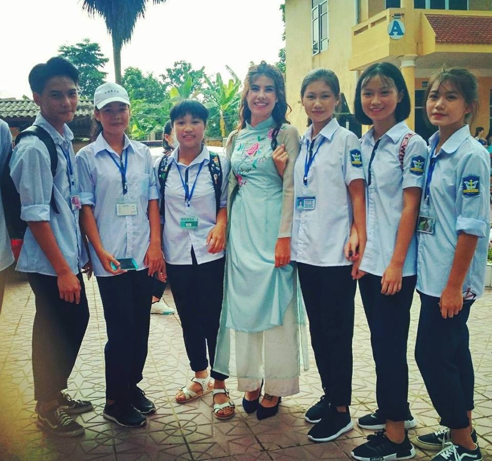 cô giáo Tây mặc áo dài ngày khai giảng ảnh 2 co giao Tay mac ao dai ngay khai giang anh 2