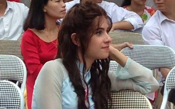 Co giao Tay bong noi tieng vi xinh dep mac ao dai ngay khai giang hinh anh