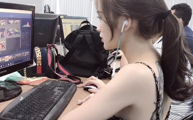 Nguoi tre nen hay khong de lo hinh xam chon cong so? hinh anh