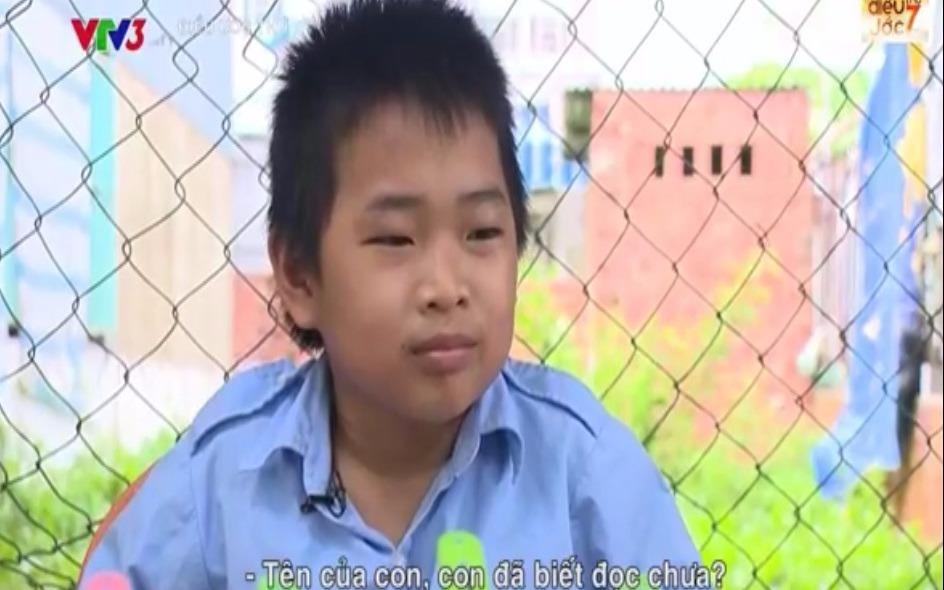 Cau be 11 tuoi ban ve so giup me nuoi anh trai bai nao hinh anh