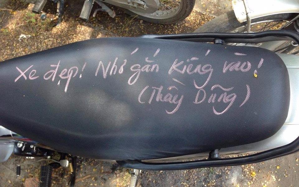 Thay giao viet chu kin yen xe nhac hoc sinh lap guong chieu hau hinh anh