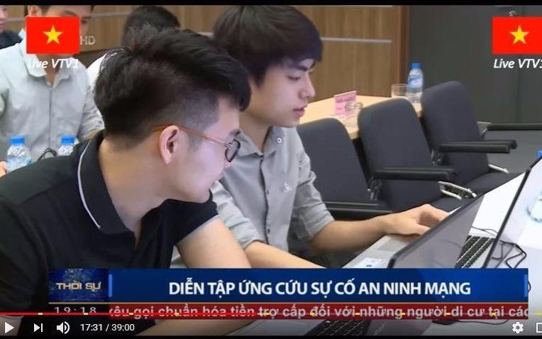 Chang IT xuat hien tren chuong trinh thoi su hinh anh