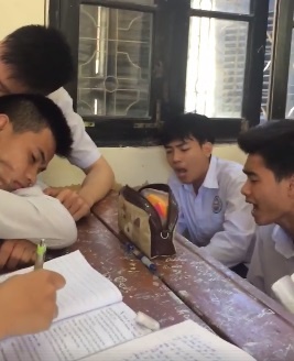 Nhóm học sinh hát 'Em trai mưa'  ảnh 1 Nhom hoc sinh hat 'Em trai mua' anh 1
