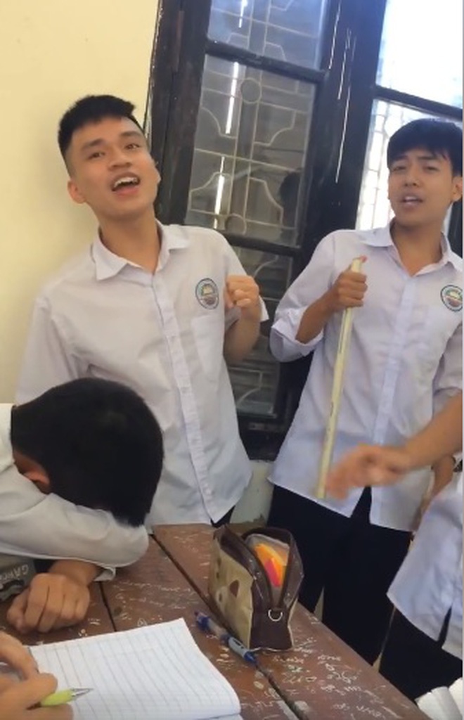 Nhóm học sinh hát 'Em trai mưa'  ảnh 2 Nhom hoc sinh hat 'Em trai mua' anh 2