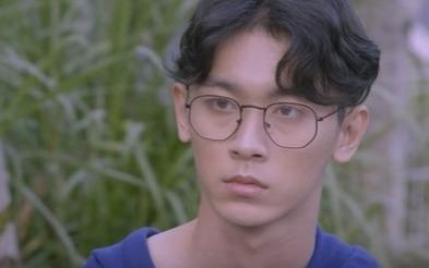 Chang trai deo kinh duoc Min cau hon la ai? hinh anh