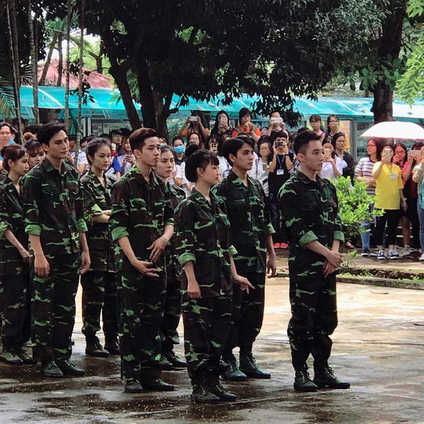 9X diện áo lính được chú ý hơn cả Sơn Tùng ảnh 1 9X dien ao linh duoc chu y hon ca Son Tung anh 1