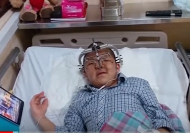 nghe si Quoc Tuan cung con chua benh anh 2