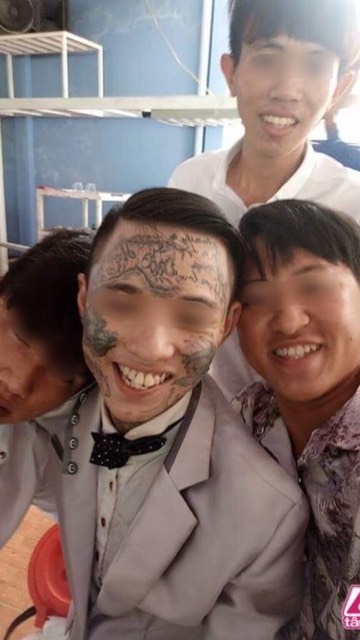 chú rể xăm trổ kín mặt trong đám cưới ảnh 2 chu re xam tro kin mat trong dam cuoi anh 2
