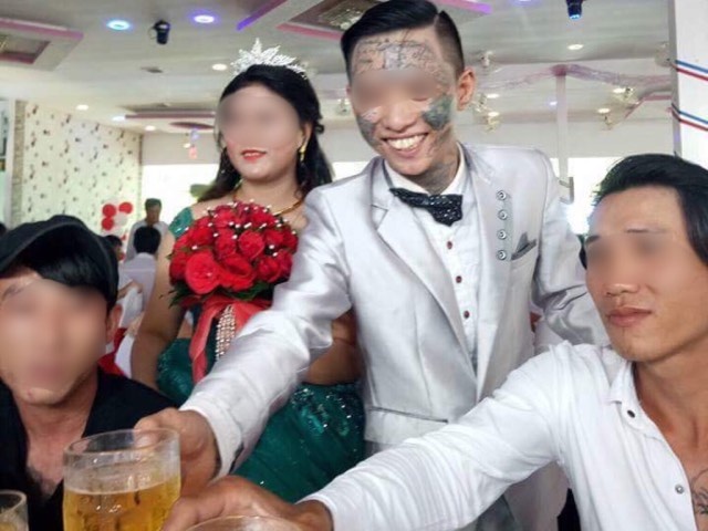 chú rể xăm trổ kín mặt trong đám cưới ảnh 1 chu re xam tro kin mat trong dam cuoi anh 1