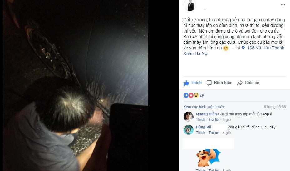 chàng trai cầm ô che cho bác tài xế thay lốp ôtô ảnh 1 chang trai cam o che cho bac tai xe thay lop oto anh 1