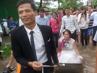 Chu re o Nam Dinh keo thuyen don dau tren duong hinh anh