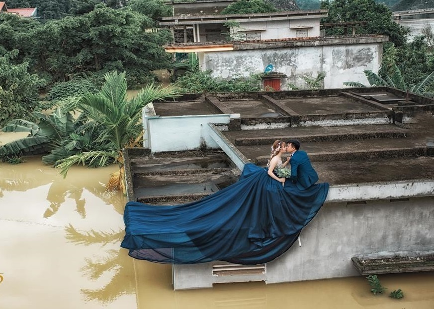 anh cuoi mua nuoc lu anh 1