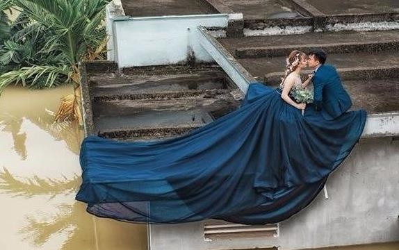 Chu re Ninh Binh leo len noc nha chup anh cuoi ngap trong nuoc lu hinh anh