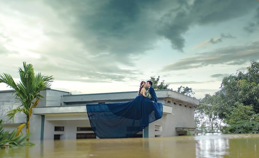 anh cuoi mua nuoc lu anh 8