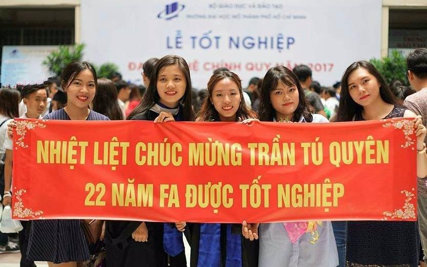 Man chuc mung tot nghiep doc la cua hoi ban than cho co gai e 22 nam hinh anh