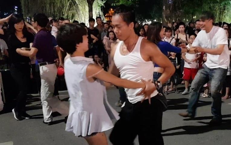 9X tro thanh mot cap voi... 6X nho nhay Salsa tren pho di bo hinh anh