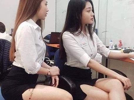 Hai co gai gay tranh cai khi dien vay ngan, lo hinh xam noi lam viec hinh anh