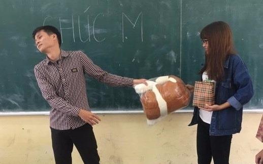 20/10 cua lop con gai ap dao va toan nam co gi dac biet? hinh anh