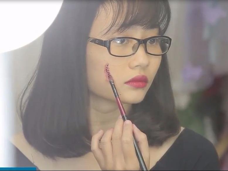 9X bi huy ket ban tren Facebook vi trang diem kinh di mua Halloween hinh anh