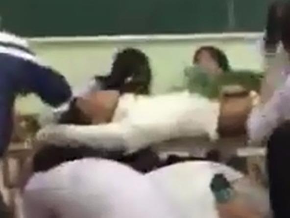 Teen Hung Yen gia dua tang ban trong lop hinh anh