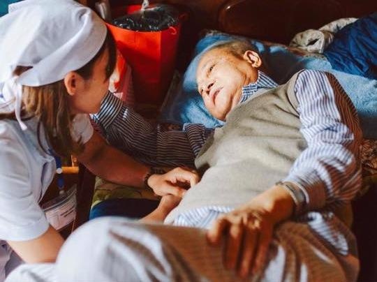 Chuyen nguoi cao tuoi hinh anh