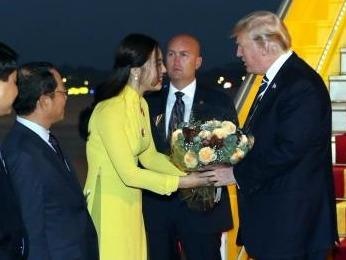 Nu sinh tang hoa cho Tong thong Donald Trump gioi 2 ngoai ngu hinh anh